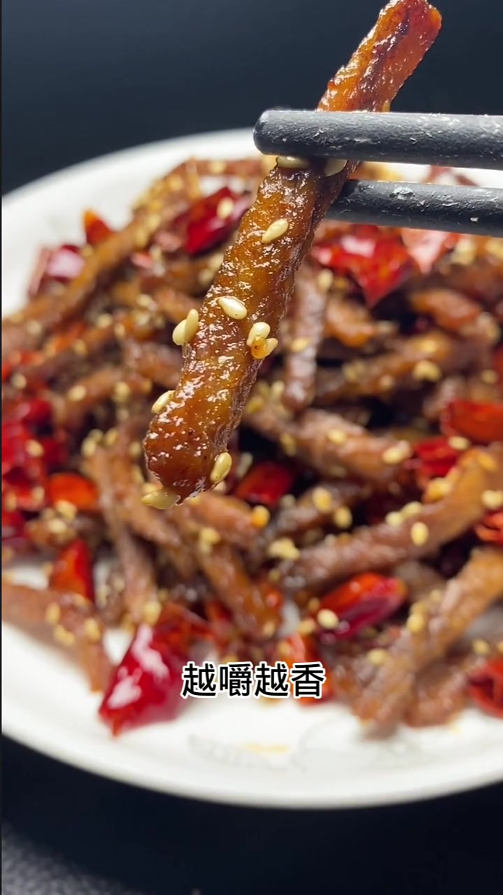 馋嘴小零食,麻辣牛肉条,香辣入味,越嚼越香,喜欢的赶紧试试吧