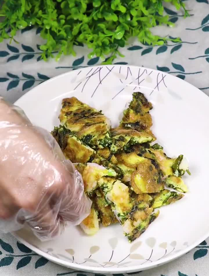 又是一道过年硬菜,小孩都爱吃,一上桌就被抢光,紫菜虾仁煎蛋饼