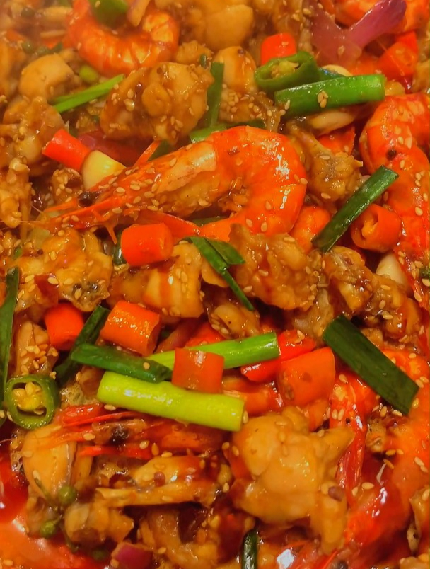 给家人做一道牛蛙爱上虾,香辣嫩滑,太香太好吃了,这不得喝点