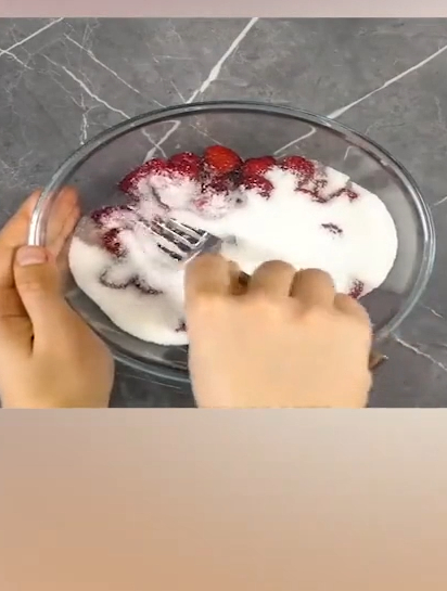 超简单的草莓酱做法,小孩子看了也会做～夹面包超好吃~1