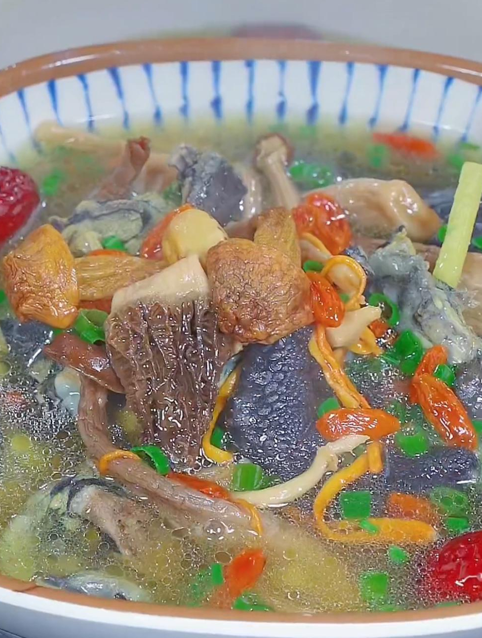 这样炖的乌鸡汤,一锅都不够喝,真的太美味了