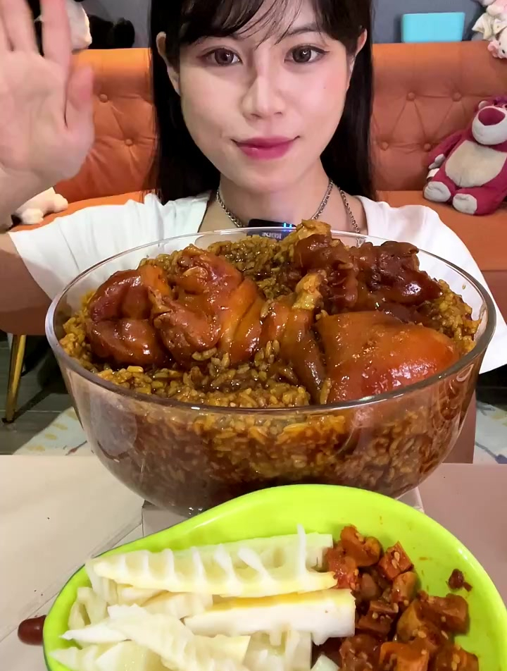 糯叽叽黏糊糊的红烧猪蹄烫饭太香了配上爽口的泡椒笋和萝卜干绝了