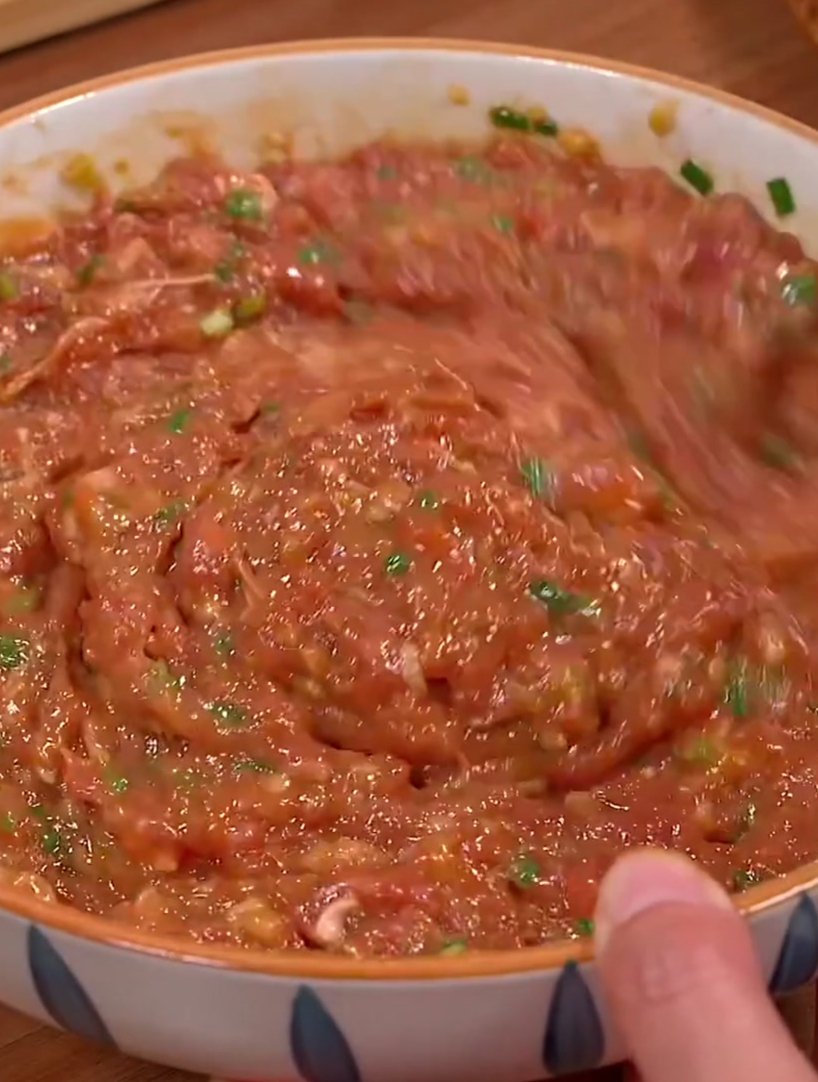 这道猪肉芹菜馅的饺子竟然这么好吃,鲜嫩多汁,特别简单