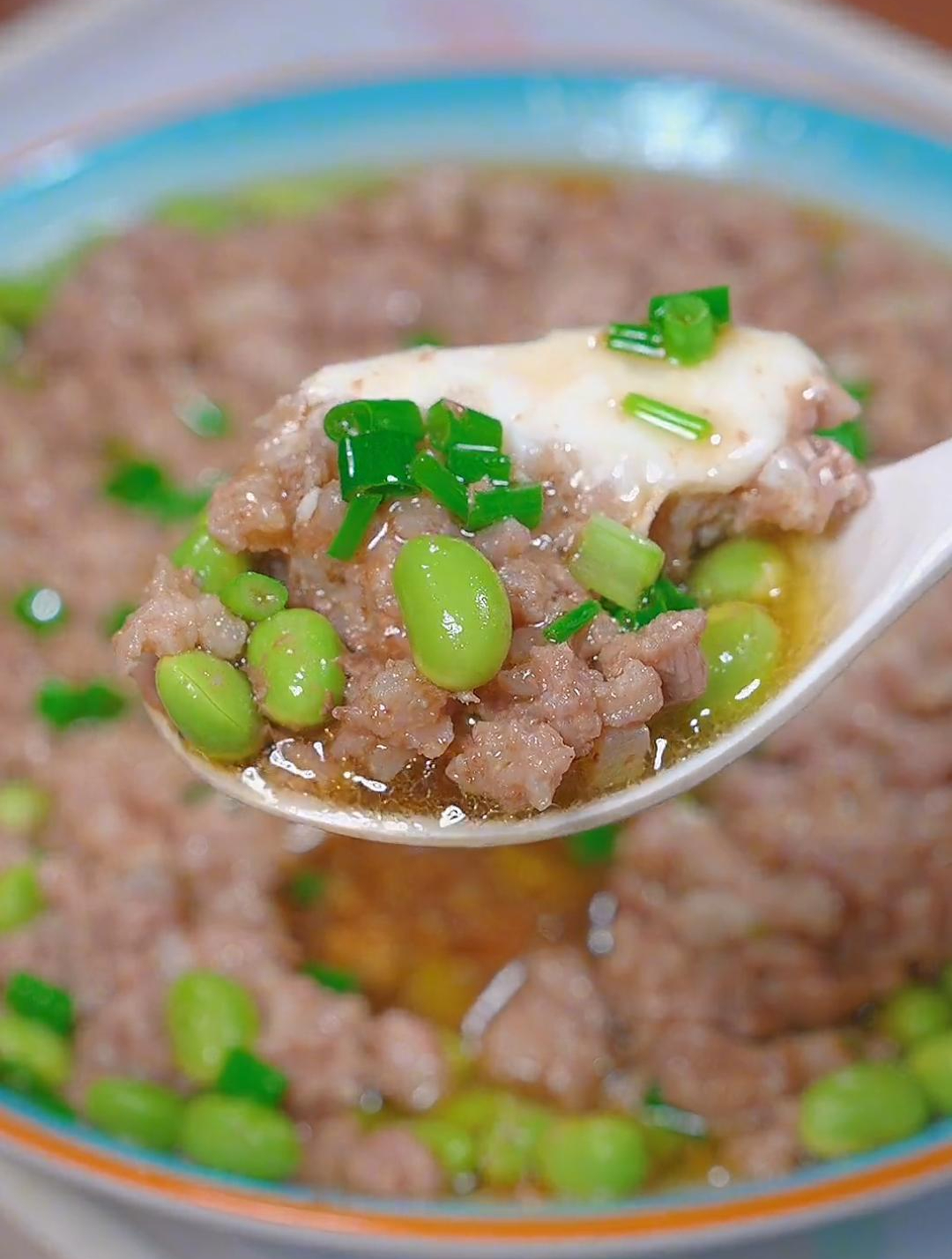 一道家常菜,毛豆蒸肉饼,鲜甜滑嫩好吃,汤汁都能泡两碗大米饭