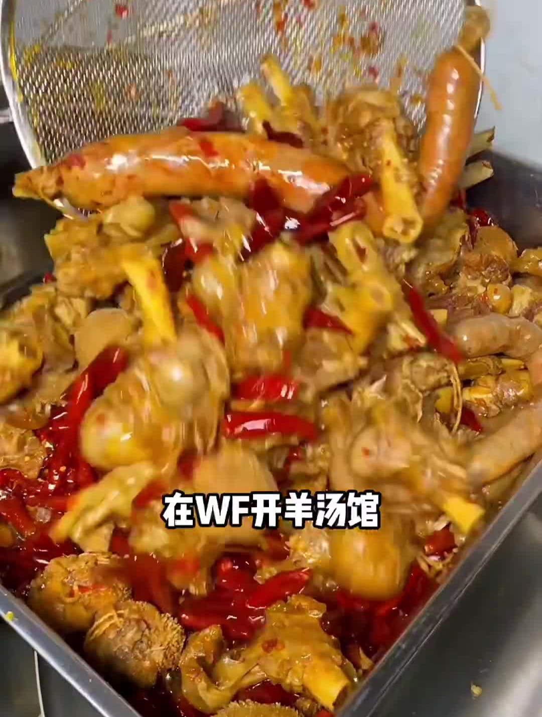 一个大号羊汤,一碗羊杂汤,还配上主食