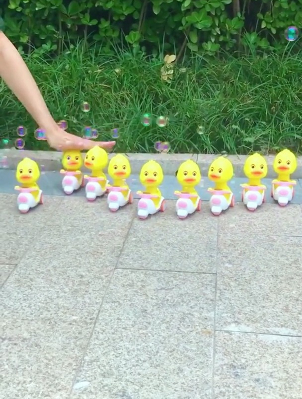 小黄鸭陆续出门送餐,有一个不听话老是磨蹭不走,老板气得直挠头