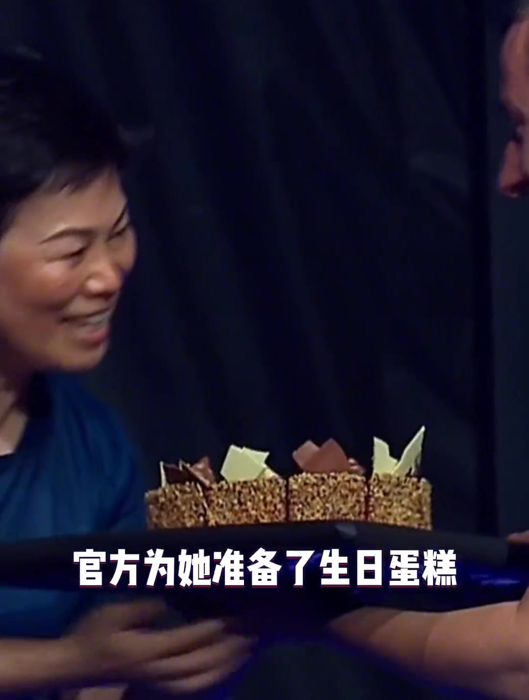 60岁的倪夏莲获得女双亚军,官方准备了生日蛋糕,她笑着笑着哭了