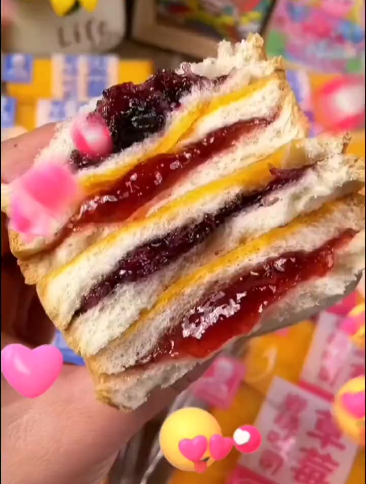 草莓酱和蓝莓酱是纯纯的酱,孩子大人都喜欢吃