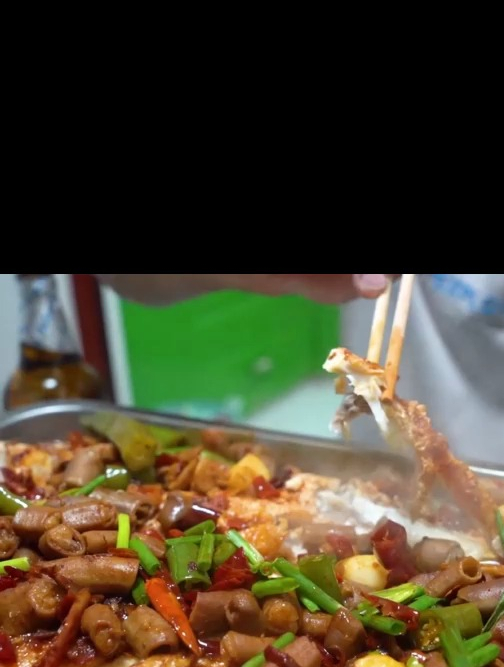 两斤小肠两条扒皮鱼,阿壮做江湖菜肥肠鱼下酒,兄妹聚餐喝开心了