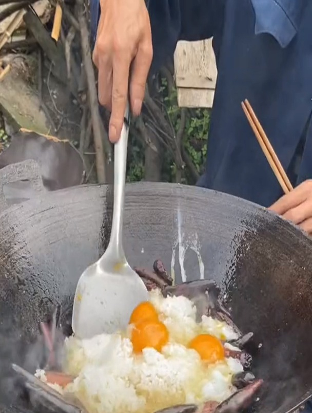 土鸡蛋炒饭 原生态原滋味,农村柴火饭,没有浪费实物全部吃完了