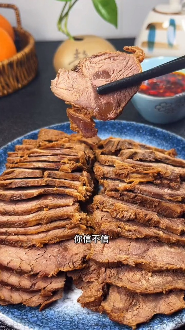外面卖的卤牛肉吃的不放心,可以在家自己卤,特别特别简单