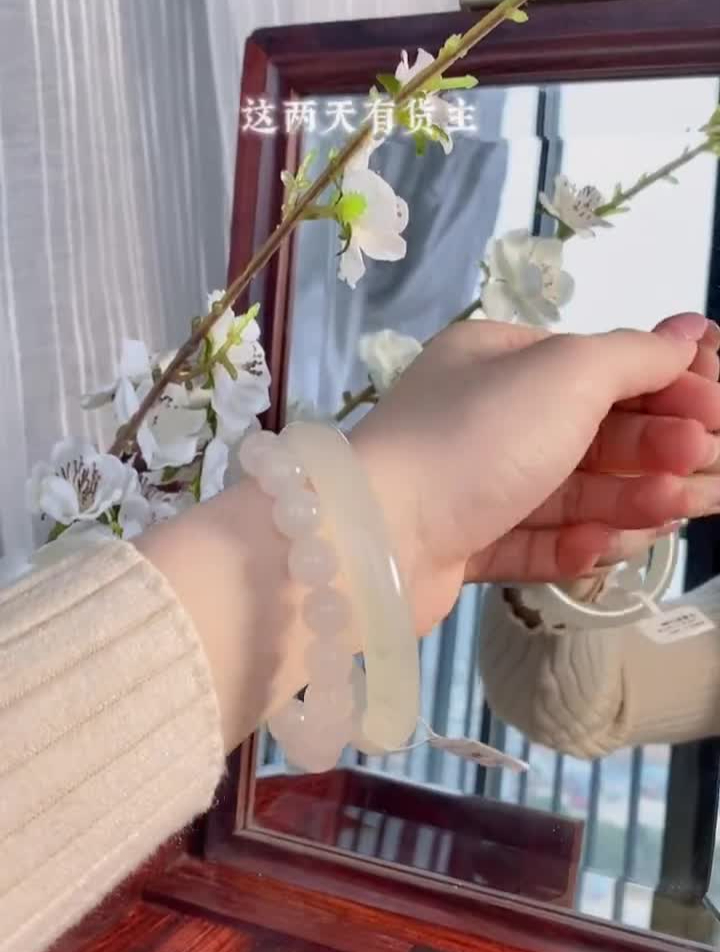 鸡血玉冰春彩手镯,准备开播啦