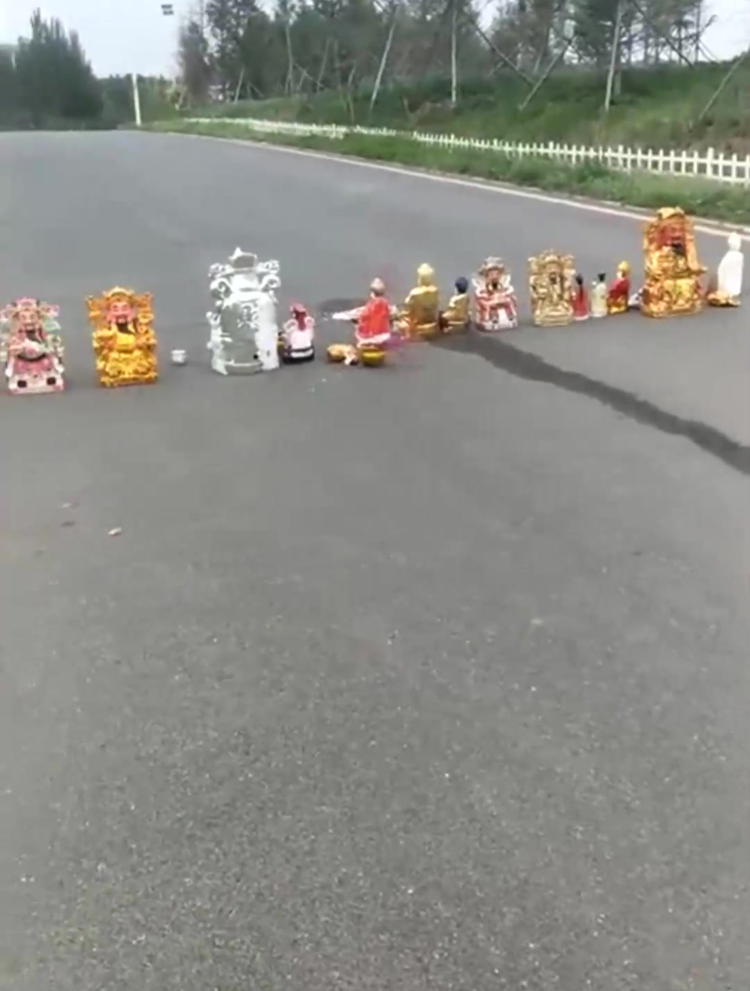 把各种“财神像”放到路上,这是什么传统,还是头回见!
