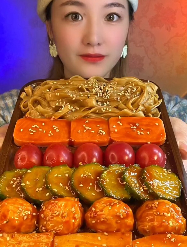 沉浸式吃美食:荤素搭配拼盘