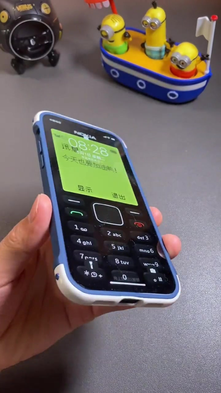 一张勾起小时候回忆的壁纸,和一个好看的撞色手机壳,很搭!