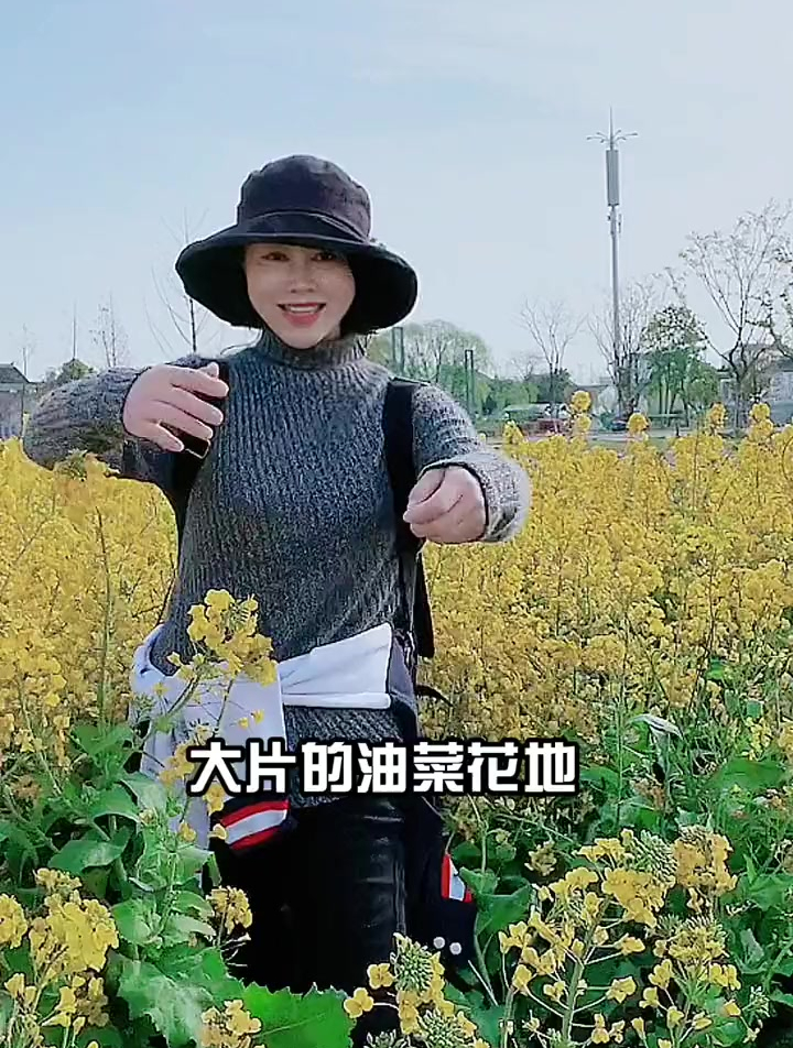 油菜花地里可以这样自拍。自拍杆在橱窗