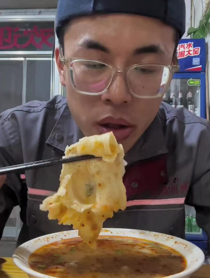 下班不回家,直冲羊汤馆,今天的我就是馋羊肉汤,一碗汤三个饼