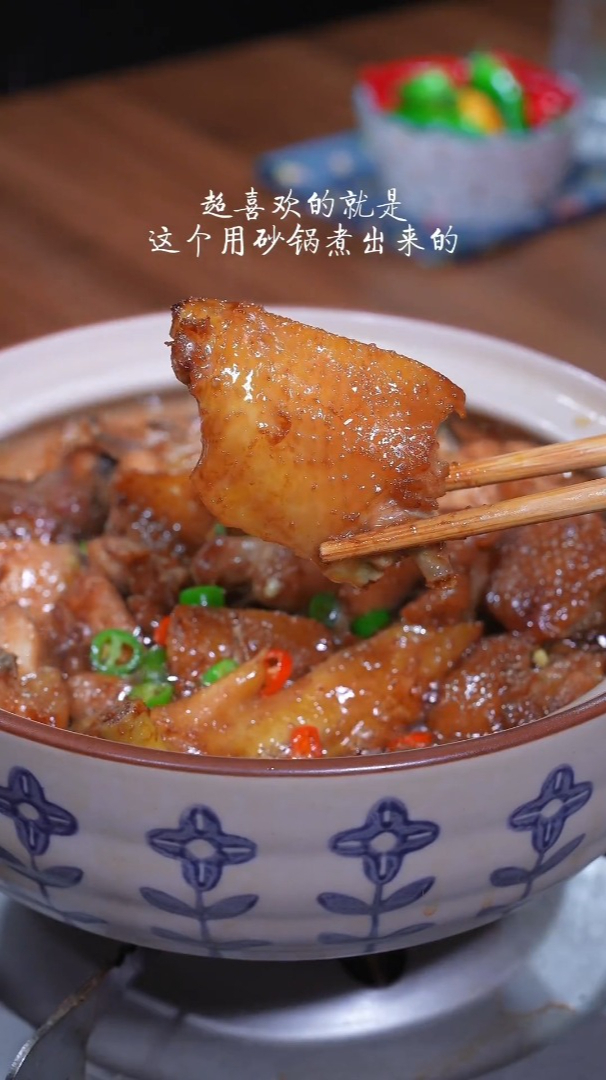 砂锅橘出来的啫啫沙姜鸡,就是好吃,能多吃好几碗米饭