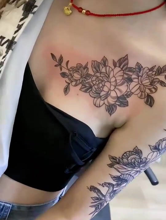 纹蛇素花的小姐姐,明人不说暗话,我喜欢她……的纹身