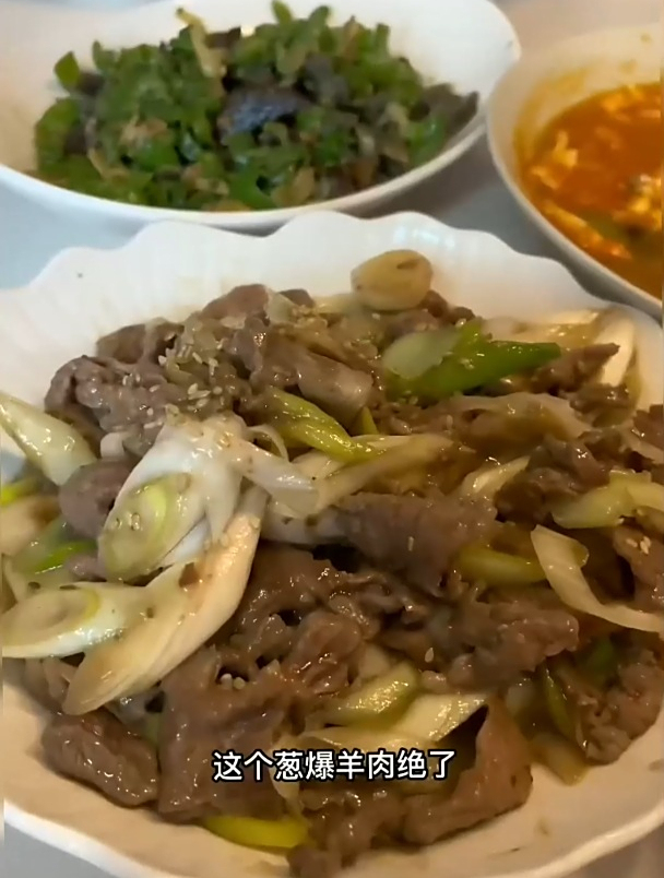 做羊肉又不出水又嫩的方法,葱爆孜然羊肉人见人爱