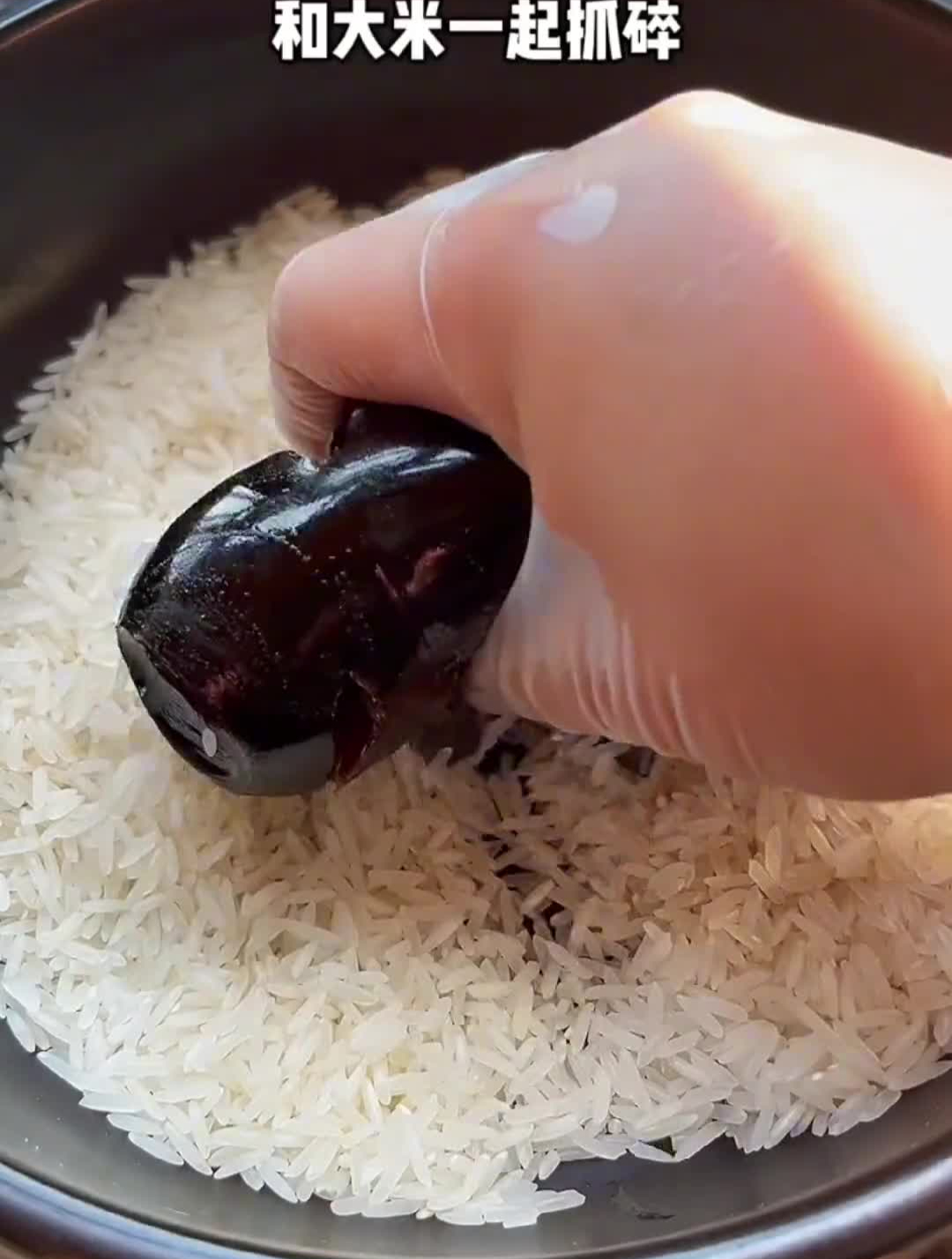 早餐不知道吃什么的,可以试试这个皮蛋瘦肉粥,营养又美味