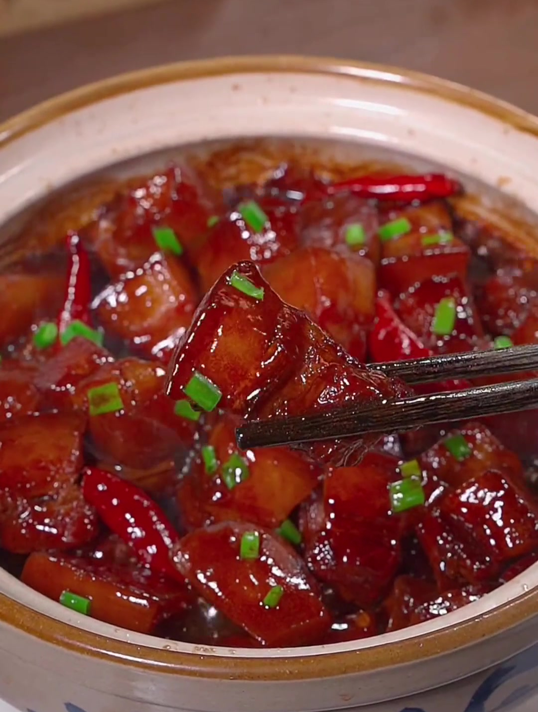 自己在家就能轻松搞定的红烧肉做法,肥而不腻,软烂入味!