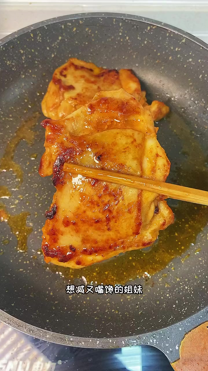 和我一样不想长秤又嘴馋的姐妹,吃这个腌制好的鸡腿肉,太香了!