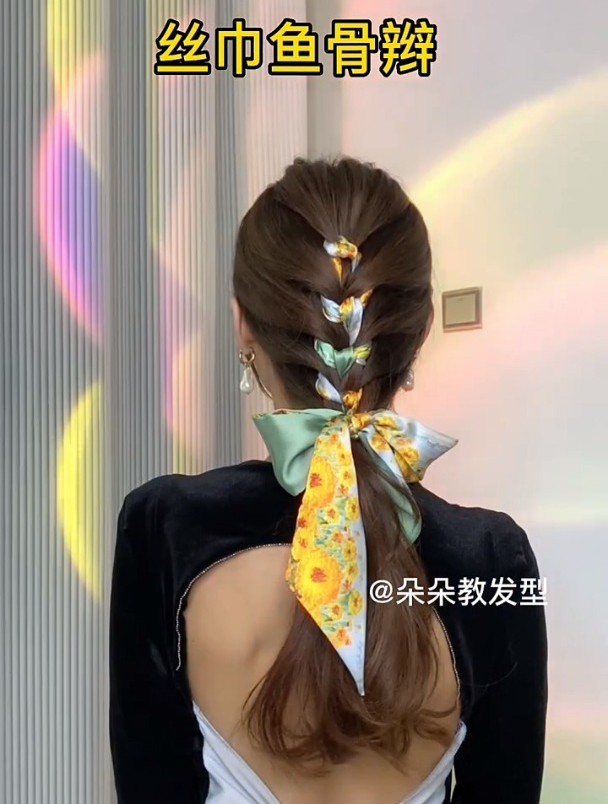 如果你还没学会怎么编鱼骨辫,那么就试试这个丝巾鱼骨辫吧!