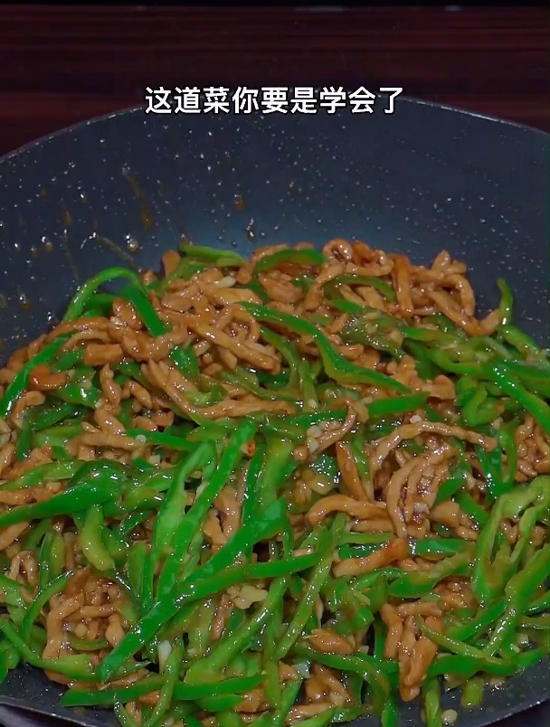 青椒炒肉丝要想炒的滑嫩不塞牙,其实做法很简单,好吃又下饭