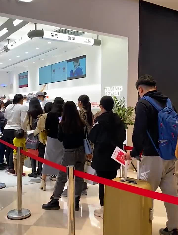 火爆全国的SEVENBUS石家庄首家今天开业啦,人超多