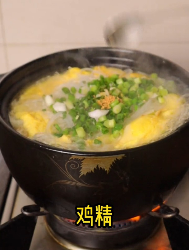 《蛋饺白菜煲》蛋饺和白菜的最佳组合,不信你试试!