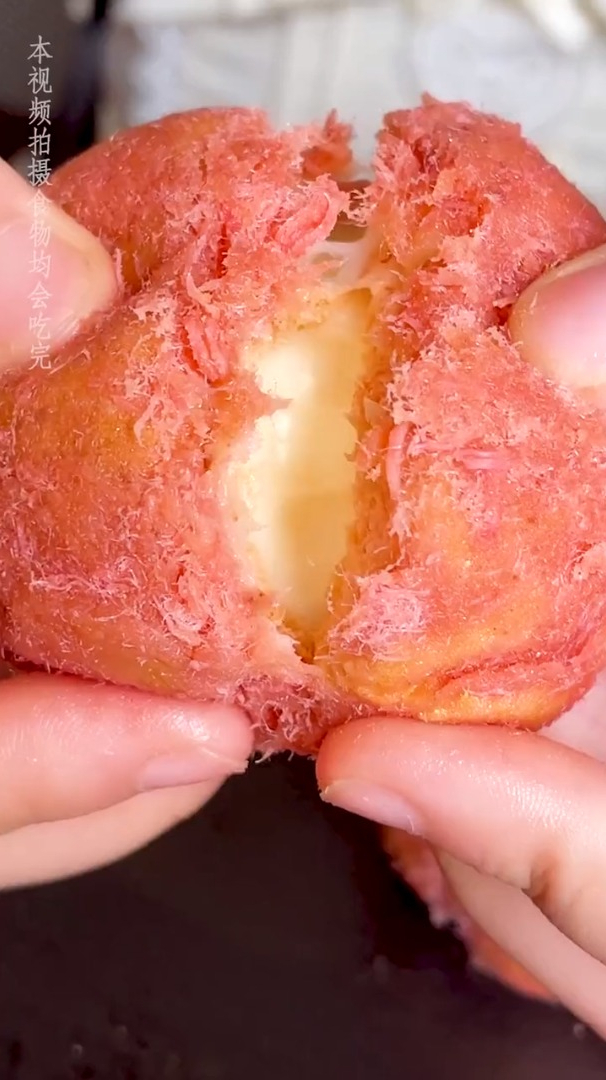 满满的肉松包裹着绵软的戚风蛋糕,你们更喜欢哪个口味的小贝