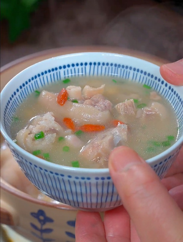 这道黄豆猪脚汤,软烂入味,入口即化,汤汁跟牛奶一样浓白