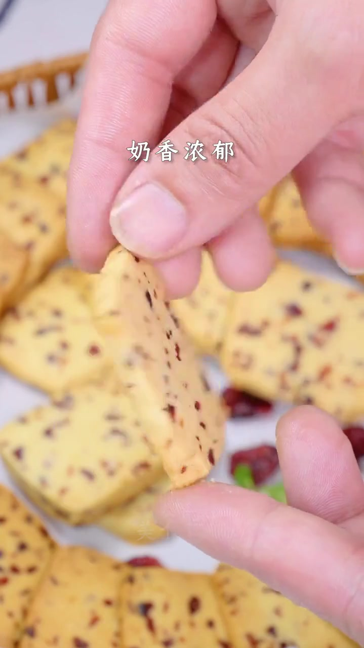 有没有烤箱都想做的蔓越莓曲奇饼干,做法简单,酥脆掉渣～奶香浓郁!