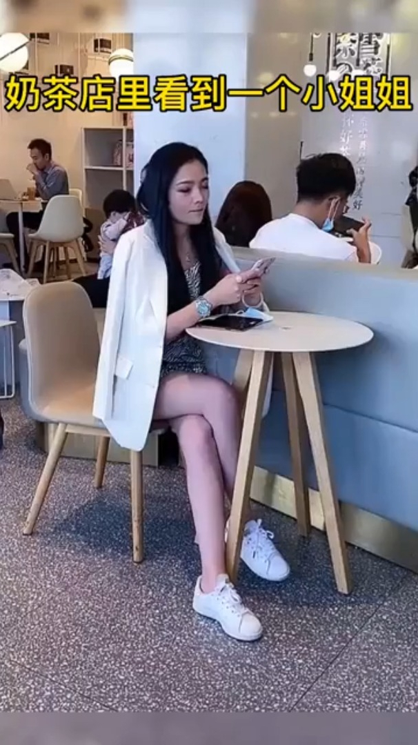 奶茶店看到的小姐姐,忍不住多看几眼,该不该跟她一起回家!