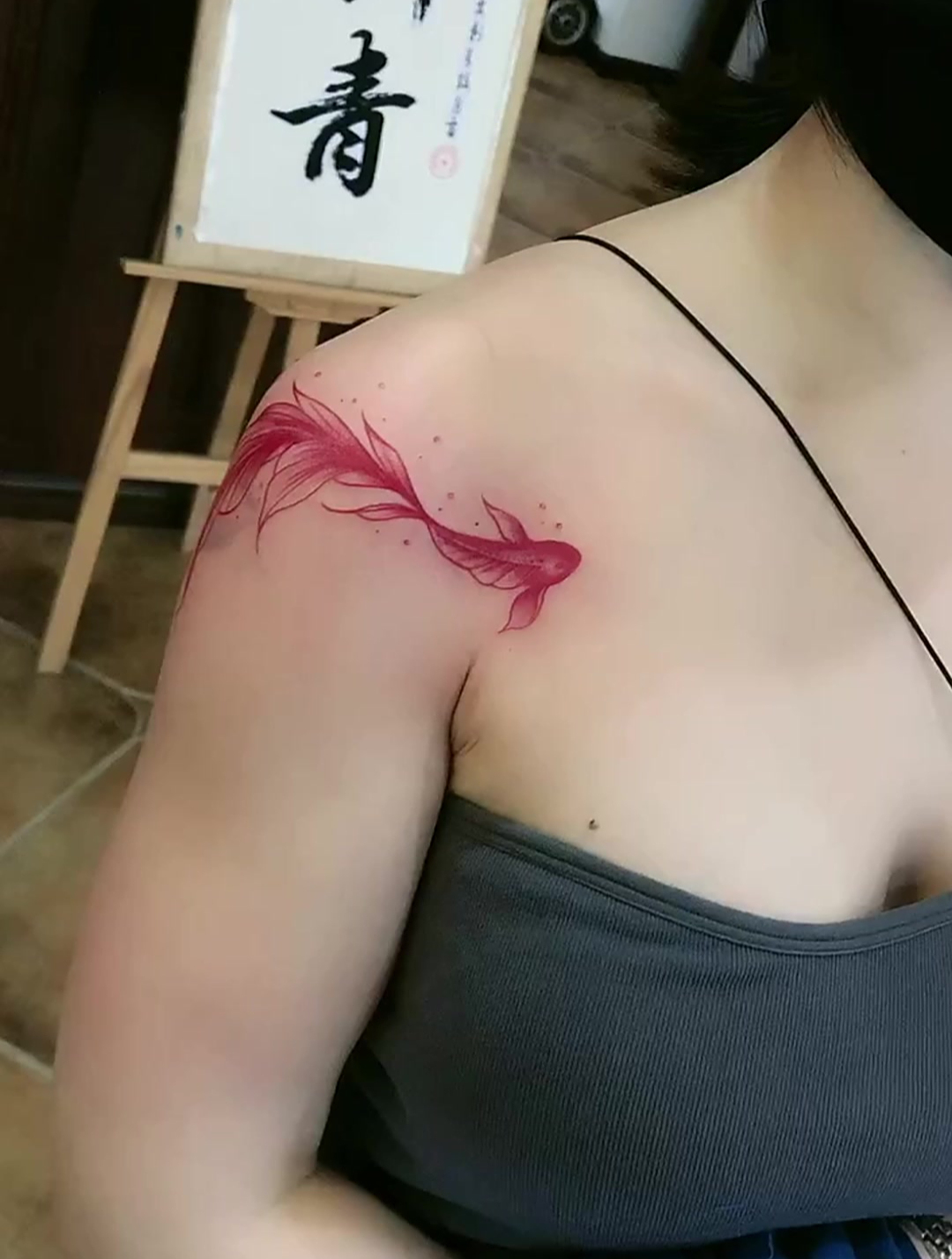 美女亮出自己的纹身,当看清纹身的那一刻,网友:好凶的金鱼