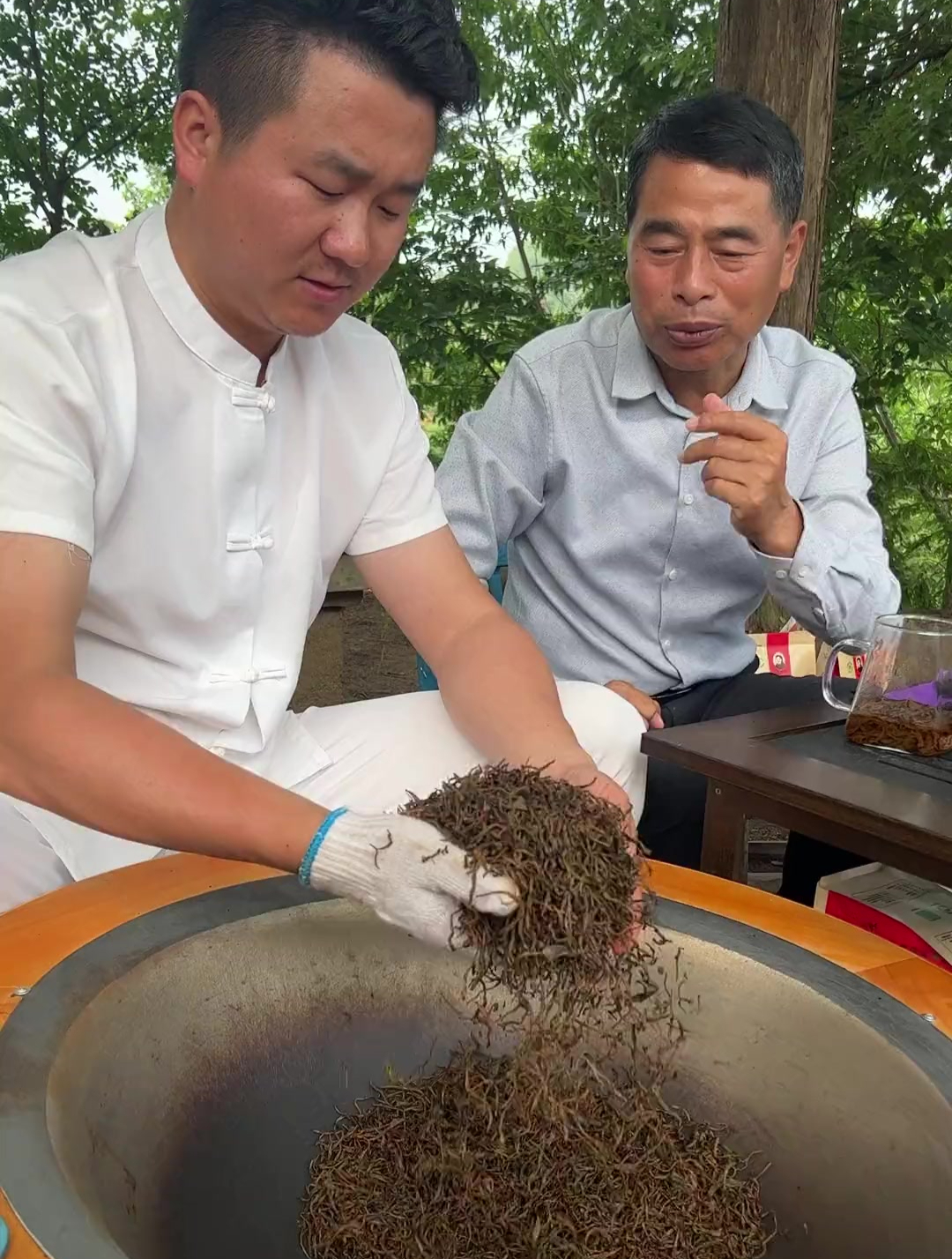 茶农非常辛苦,炒茶十分不容易