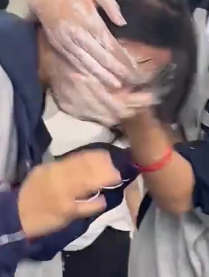 男生把蛋糕往女生脸上抹,女生耳朵根红的不行