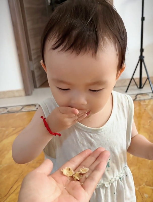 大热的天,哪也去不了,在家做份绿豆饼吧