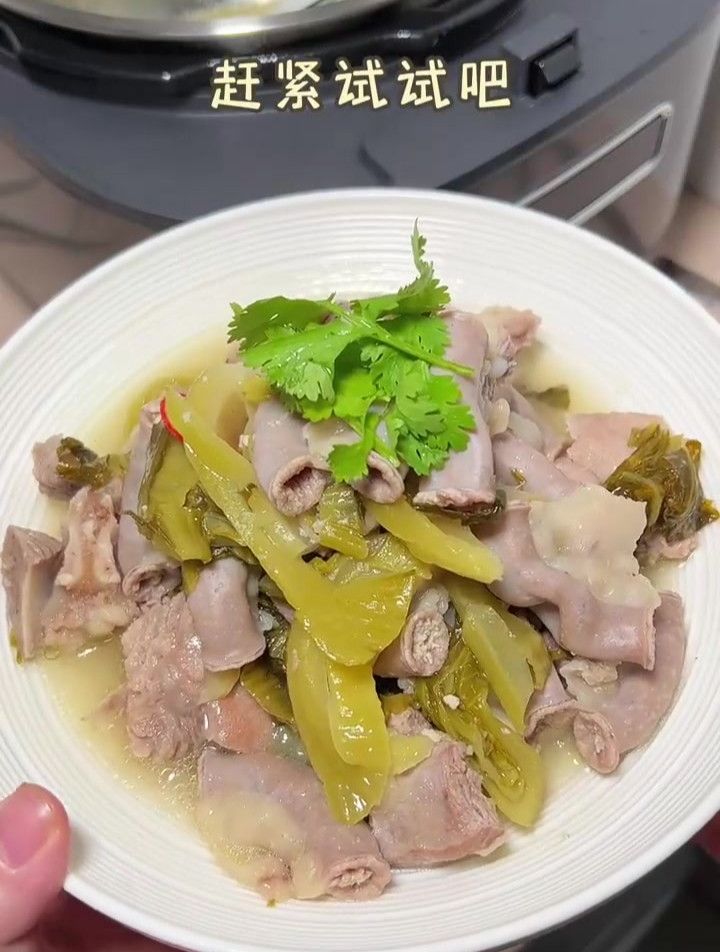 潮汕家常菜酸菜煮猪粉肠真的太下饭了,这道菜六分钟搞定