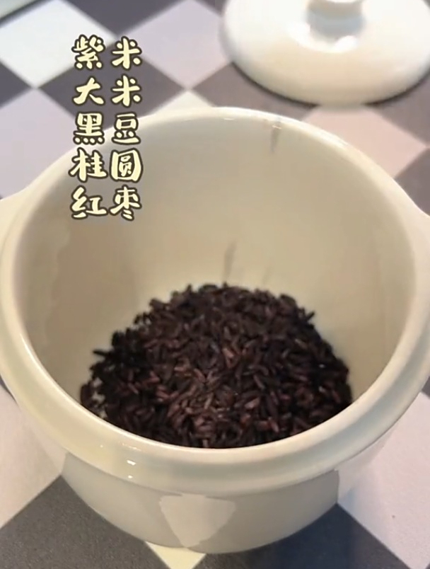 今天的蔬菜鲜虾饼,和牛奶紫米粥两个小朋友都好爱哦