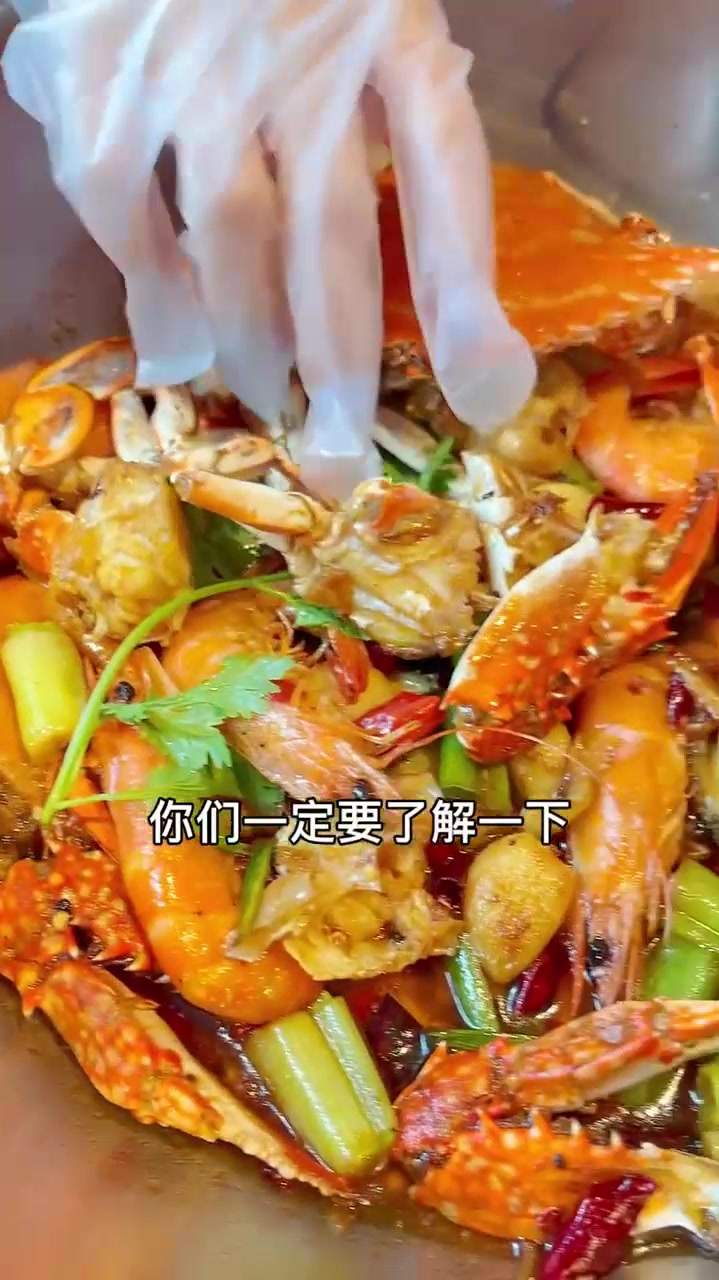 三个人只要208就能吃这样一顿螃蟹鲍鱼大餐,吃完还可以吃火锅