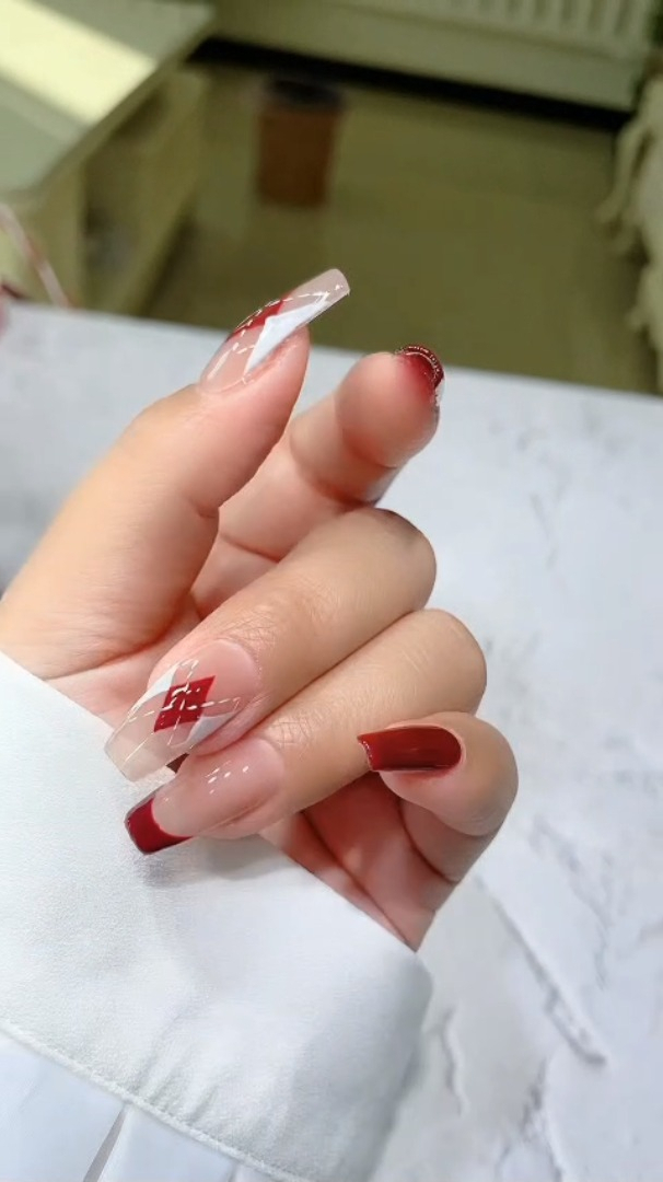 超有气质的樱桃红美甲