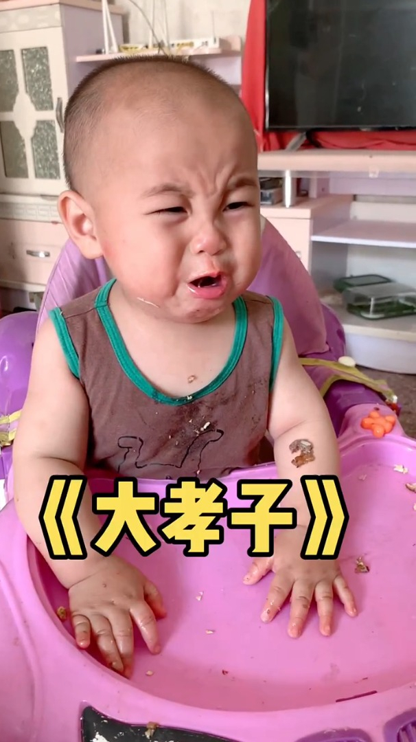 真是妈妈的好大儿,认鸡腿不认亲妈,这小表情太委屈了!