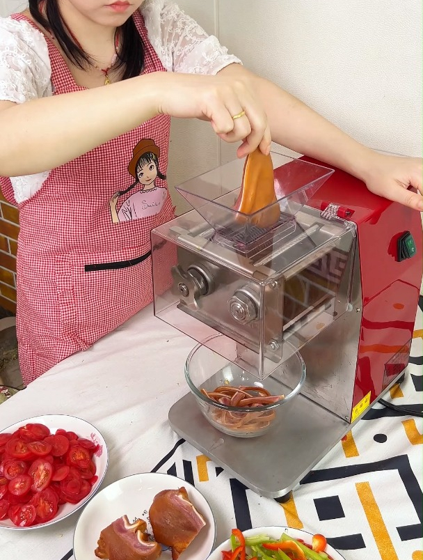 小型切肉片机,可以切鲜肉和蔬菜可以一遍切片二遍切丝三遍切丁