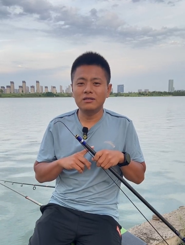 钓友们担心钓鱼不小心会弄坏竿稍,钓友教你鱼竿如何更换竿稍绳!