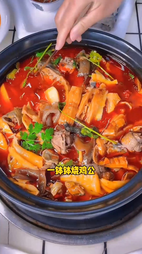 168的一鸡多吃,一盆烧鸡公,还有8个配菜,满满一桌