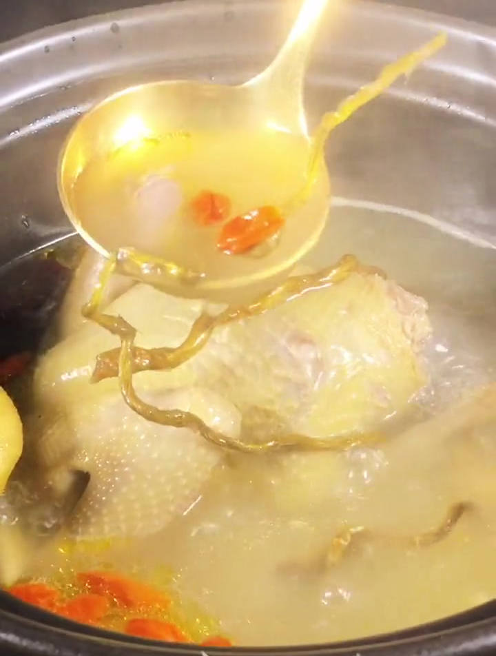 石斛白鸽汤 俗话说一鸽胜九鸡.经常熬夜的朋友要都喝哦