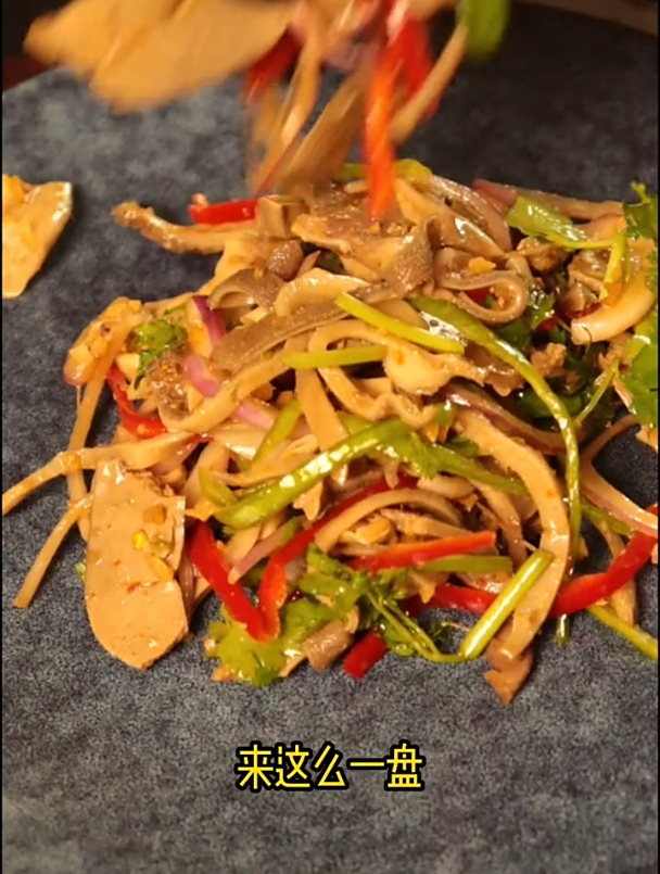 羊杂凉拌羊杂最后奉上,无论凉拌,煲还是干炒,风味各异,嘿嘿!