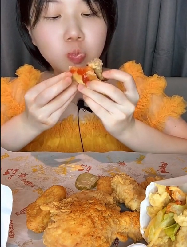 为啥我吃的这个爆浆蛋糕比别人大那么多,哈哈哈哈哈哈!